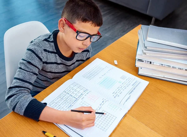 Çocuk Öğrenci Matematik Öğrenim Değerlendirme Eğitim Için Kitap Yazmak Akıllı — Stok fotoğraf