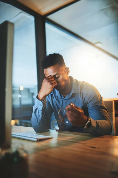 Estresse Causa Dores Cabeça Belo Jovem Empresário Olhando Estressado Enquanto — Fotografia de Stock