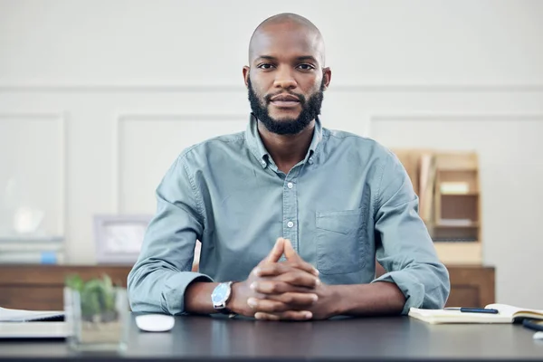 Portré Üzleti Fekete Férfi Íróasztalnál Irodában Startup Vagy Vállalkozó Összpontosít — Stock Fotó