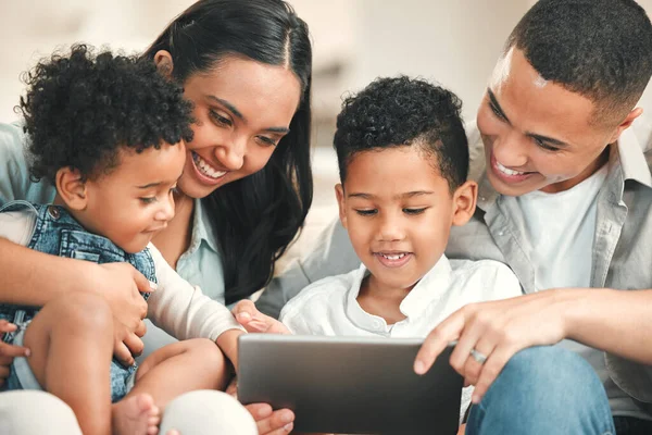Jonge Gelukkige Familie Kinderen Tablet Bank Voor Spel Film Samen — Stockfoto