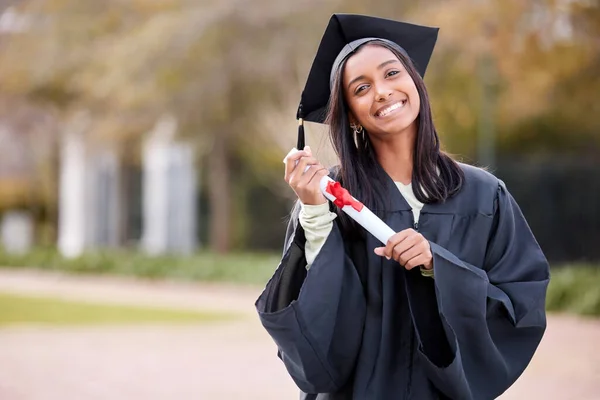 Éxito Retrato Estudiante Universitaria Con Certificado Día Graduación Fuera Del —  Fotos de Stock
