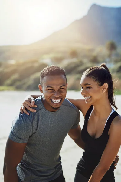 健康的生活确实会让你更快乐 一对年轻的运动型夫妇在海滩上锻炼 — 图库照片