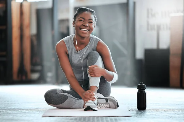 运动或健身训练后休息的健身房 肖像或快乐的黑人妇女 微笑或健康的体育女孩或非洲女运动员带着积极的心态微笑或放松 — 图库照片