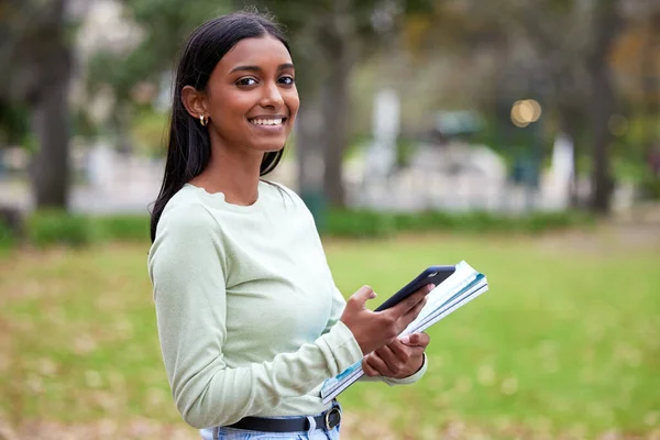 Campus Smartphone Mulher Feliz Retrato Estudantil Para Universidade Feedback Resultados — Fotografia de Stock