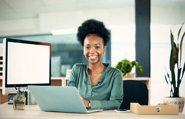 Retrato Sonrisa Mujer Negra Con Laptop Escritora Creativa Oficina Computadora — Foto de Stock