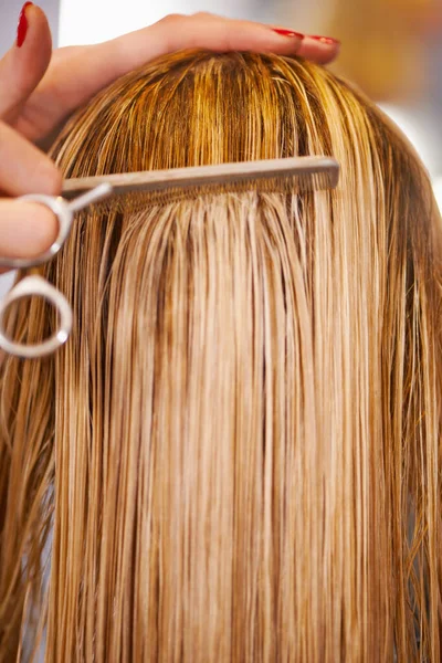 Péče Vlasy Kadeřnické Nůžky Ruce Ženy Stříhat Účes Péče Úklid — Stock fotografie