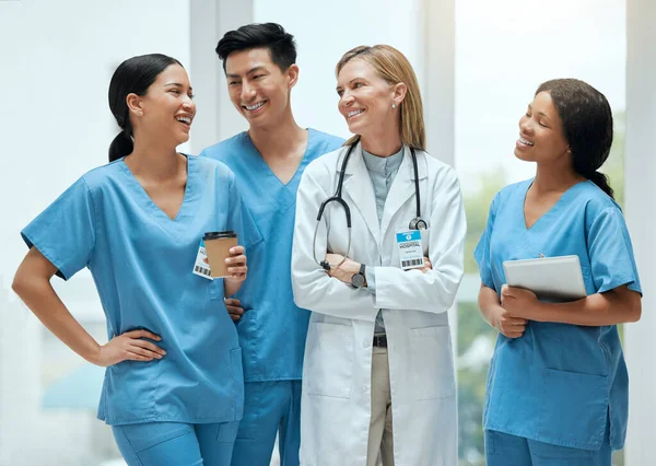 多様性 チームワーク または医師が休憩中に話すか 病院で面白い会話で笑っています 幸せな人々 冗談または看護師のグループ医療従事者コーヒーブレイクで昼食を一緒にクリニックで — ストック写真