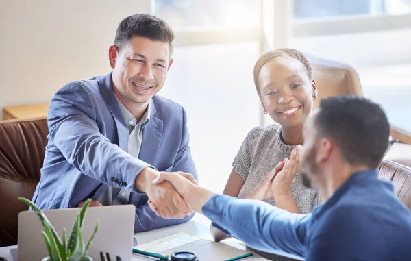 商界人士 握手和掌声 为合作 B2B协议或招聘在办公室见面 一群快乐的员工在招聘 团队合作或企业发展中握手和鼓掌 — 图库照片