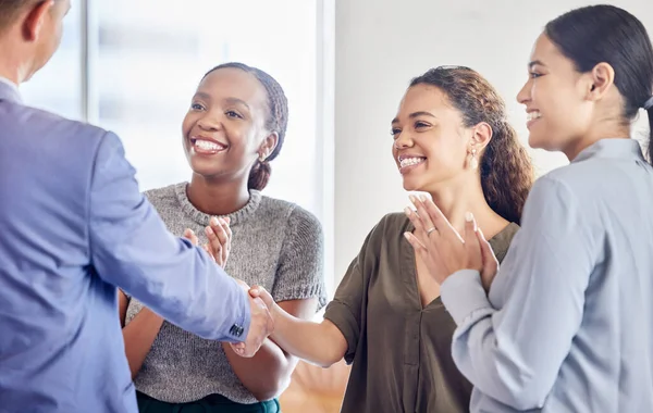 商务人员 握手和掌声 在见面介绍 招聘或欢迎在办公室 为招聘 合作或企业发展而握手和鼓掌的快乐员工群体 — 图库照片