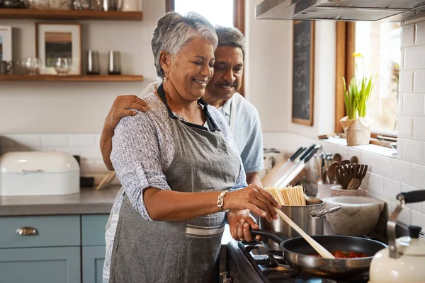 烹调和老人与快乐的女人在厨房的炉灶 拥抱和健康的婚姻结合在家里 帮助和食物在锅里 老年夫妇带着微笑 拥抱和晚餐在退休 — 图库照片