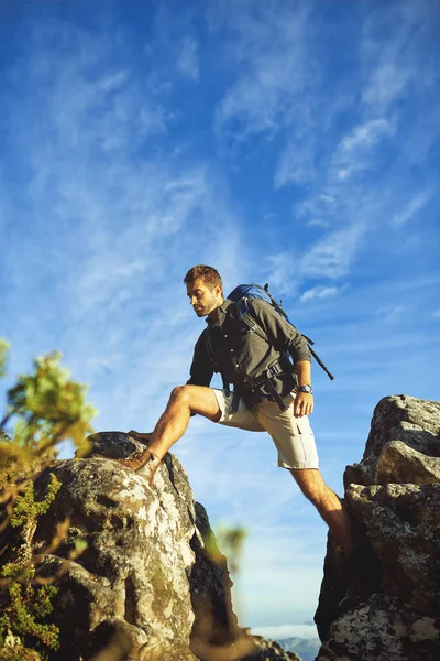 登るすべての山を征服する 若い男が山を登り — ストック写真