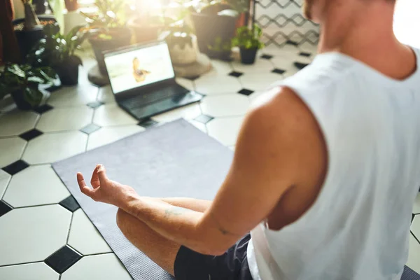 Channel Your Inner Yogi Unrecognisable Man Using Laptop While Meditating — Stock Photo, Image