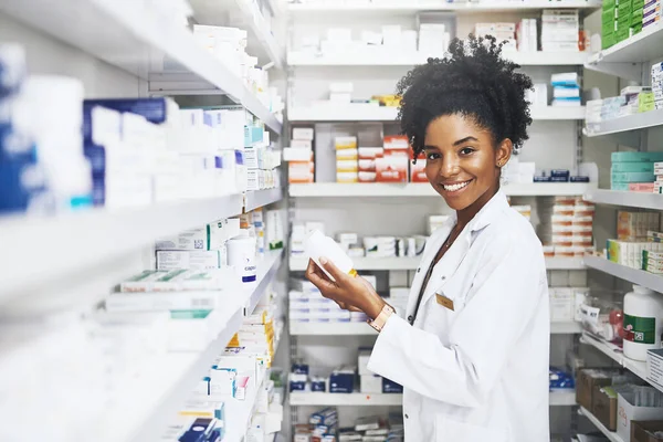 Робить Мене Щасливим Коли Нас Потрібно Клієнту Жіночий Фармацевт Бере — стокове фото