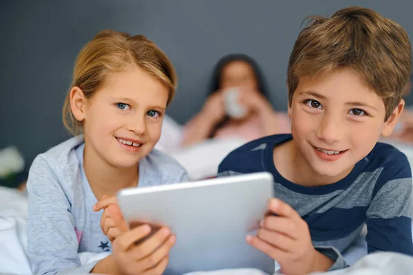 Browsing Online Bro Adorable Little Girl Boy Using Tablet Together — Stock Photo, Image