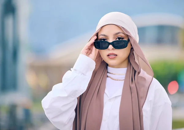 阿拉伯沙乌地阿拉伯地区一名穆斯林妇女头戴帽子和围巾的肖像 时装或太阳镜 伊斯兰教 信仰和头巾 一个年轻时髦的阿拉伯男子在阴影下在外面摆姿势 — 图库照片