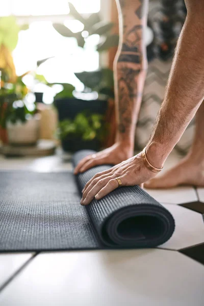 Yoga Hält Geerdet Ein Unkenntlich Gemachter Mann Rollt Hause Seine — Stockfoto
