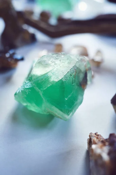 Eine Schöne Farbe Nahaufnahme Eines Schönen Grünen Kristalls Der Laufe — Stockfoto