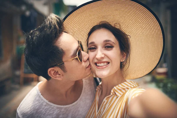 Assim Que Ele Beija Jovem Casal Tirando Uma Selfie Enquanto — Fotografia de Stock
