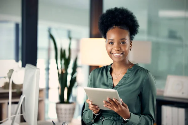 Retrato Sorriso Mulher Negra Com Tablet Designer Criativo Escritório Tecnologia — Fotografia de Stock