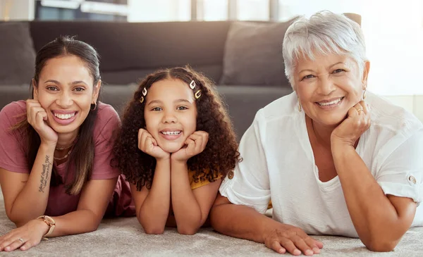 笑顔と愛のためのリビングルームの床の上に家族と幸せな世代と肖像画 週末のために家にいる子供とお母さんとの幸せ 顔と祖母 — ストック写真