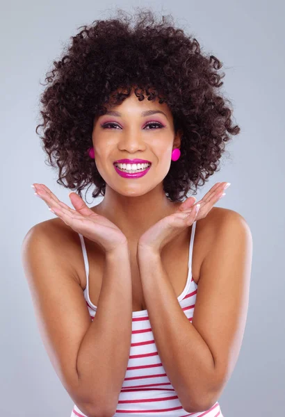 여성은 화장품 패션의 행복을 스튜디오에 립스틱으로 모델의 선천적 곱슬머리 스타일에 — 스톡 사진