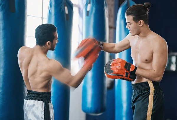 Deportes Boxeo Hombre Con Entrenador Gimnasio Para Entrenamiento Entrenamiento Ejercicio —  Fotos de Stock