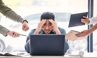 Stres, kafası karışık ve bilgisayardaki kaos baş ağrısı, endişe ya da zihinsel sağlık, okuma hatası ya da başarısızlık. Risk, dizüstü bilgisayar ve zaman yönetimi, iş soruları ve insanların elleri.