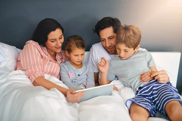 Divertimo Nos Tanto Uma Jovem Família Usando Tablet Enquanto Refrescam — Fotografia de Stock