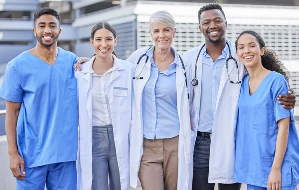 Equipo Médico Ciudad Abrazo Con Diversidad Feliz Enfermera Del Trabajo — Foto de Stock