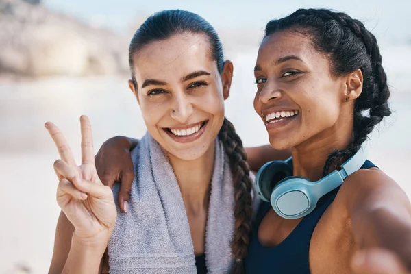 Kadın Arkadaşlar Plaj Selfie Barış Işareti Egzersiz Sağlık Doğada Uygunlukla — Stok fotoğraf