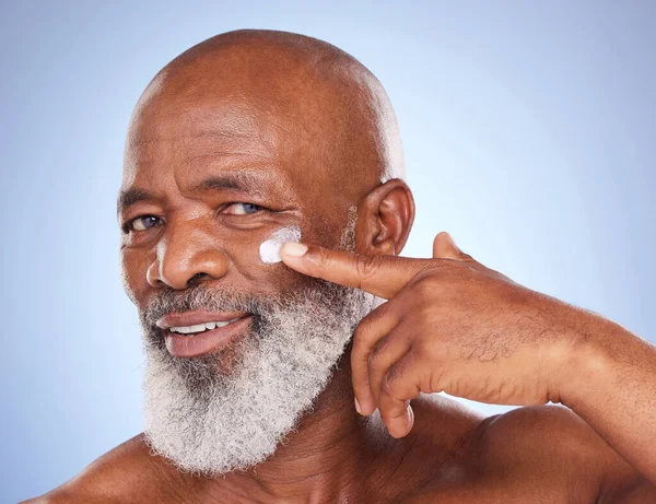 Beleza Creme Retrato Homem Negro Estúdio Para Protetor Solar Envelhecimento — Fotografia de Stock