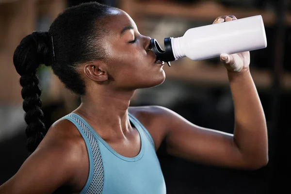 Eğitimden Sonra Spor Salonunda Içen Yorgun Fitness Zenci Kadın Rahatlamak — Stok fotoğraf