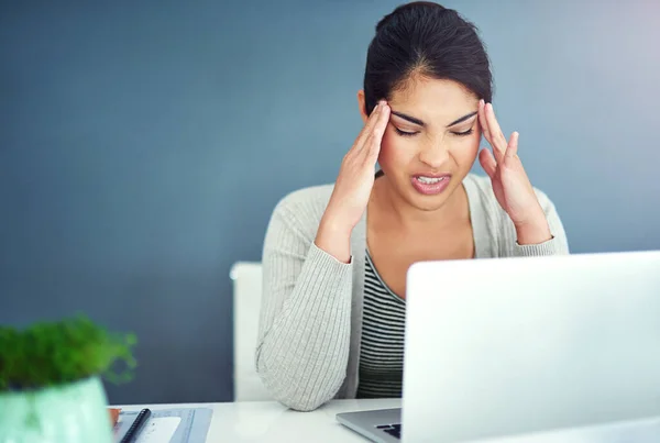 Bizneswoman Stres Ból Głowy Laptop Biurze Rąk Błąd Niepokój Biurku — Zdjęcie stockowe