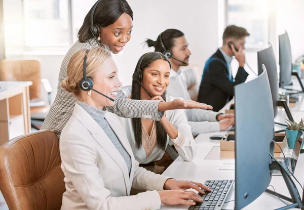 센터에 전화를 훈련을 시키고 컴퓨터 여성들을 리더의 조언을 책상에서 대화를 — 스톡 사진