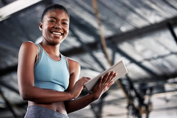 Mulher Negra Retrato Personal Trainer Com Tablet Para Treinamento Fitness — Fotografia de Stock