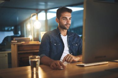 Bir şeyi kontrol edeyim. Modern bir ofiste gece geç saatlere kadar bilgisayarında çalışan yakışıklı bir iş adamı.