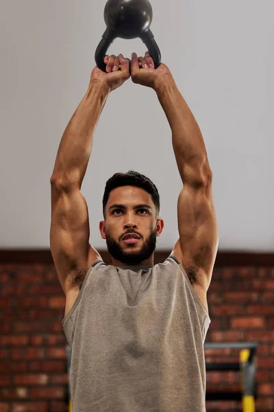 フィットネス 男性は運動 ボディビルダーのトレーニングやワークアウトのためのジムでケトルベルに焦点を当てます 健康的な体と力のためのスポーツ 強さと深刻な男性のリフト重量 — ストック写真