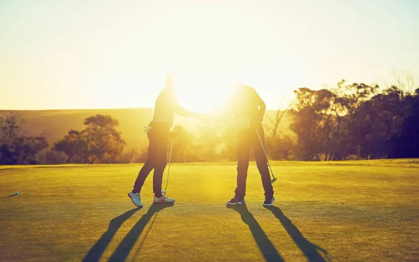 Jogámos Golfe Digamos Que Foi Sucesso Dois Golfistas Apertando Mãos — Fotografia de Stock