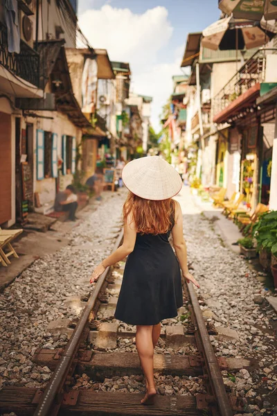 Necesitas Una Razón Para Explorar Una Joven Con Sombrero Cónico — Foto de Stock