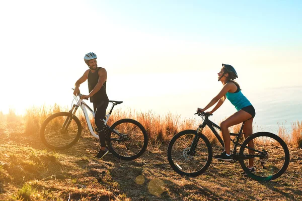 Happy Couple Workout Cycling Mountains Fitness Exercise Together Bike Wellness — Stock Photo, Image