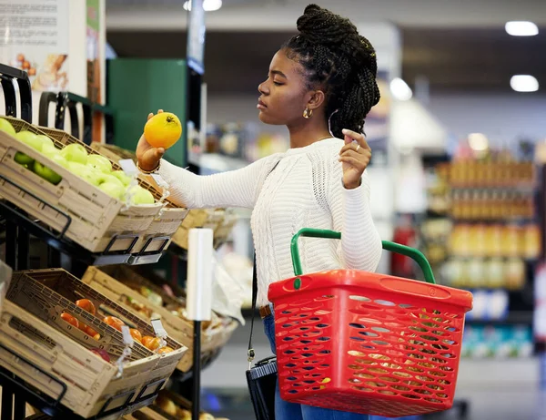 슈퍼마켓 식료품 바구니에 음식을 소매점이나 식료품 오렌지 영양을 과일을 사람들 — 스톡 사진