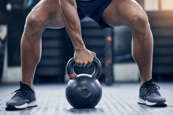 Spor Salonunda Ağırlık Kaldırma Egzersizi Için Vücut Geliştiren Bir Adamla — Stok fotoğraf