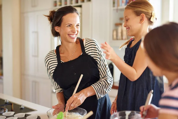 Moeder Familie Gelukkige Kinderen Bakken Keuken Met Broers Zussen Leren — Stockfoto