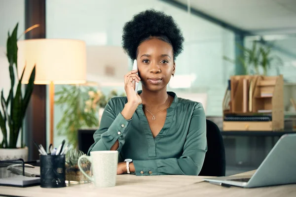 Llamada Telefónica Mujer Negra Retrato Negocios Seria Conversación Con Contacto — Foto de Stock