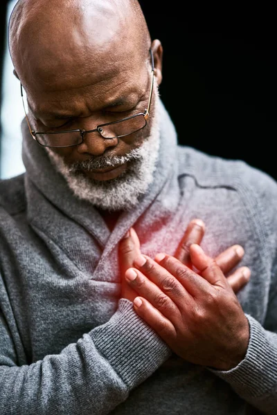Ból Klatce Piersiowej Atak Serca Starszy Czarny Mężczyzna Nagłym Wypadkiem — Zdjęcie stockowe