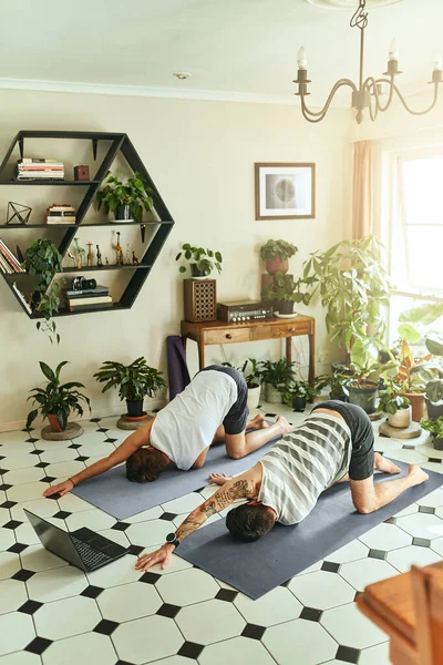 Alle Bejubeln Den Yogalehrer Zwei Männer Die Einen Laptop Benutzen — Stockfoto