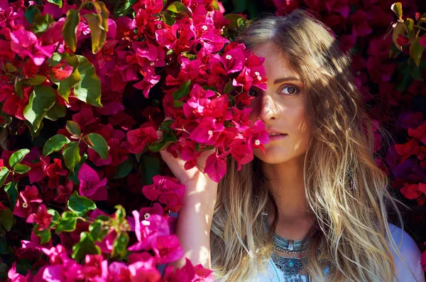 Youll Find Her Flowers Attractive Young Woman Standing Tree Beautiful — Stock Photo, Image