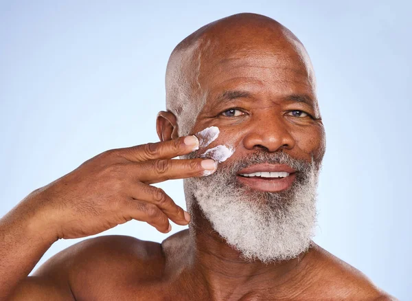 Skincare Creme Protetor Solar Com Retrato Homem Negro Estúdio Para — Fotografia de Stock