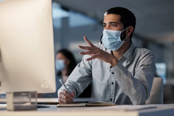 Call Center Man Communication Mask Computer While Writing Notes Advice — Stock Photo, Image
