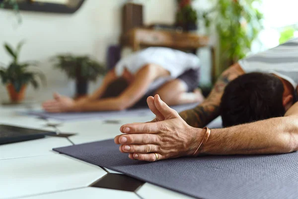 Zuhause Ist Ihre Yogamatte Ist Zwei Männer Bei Einer Yoga — Stockfoto